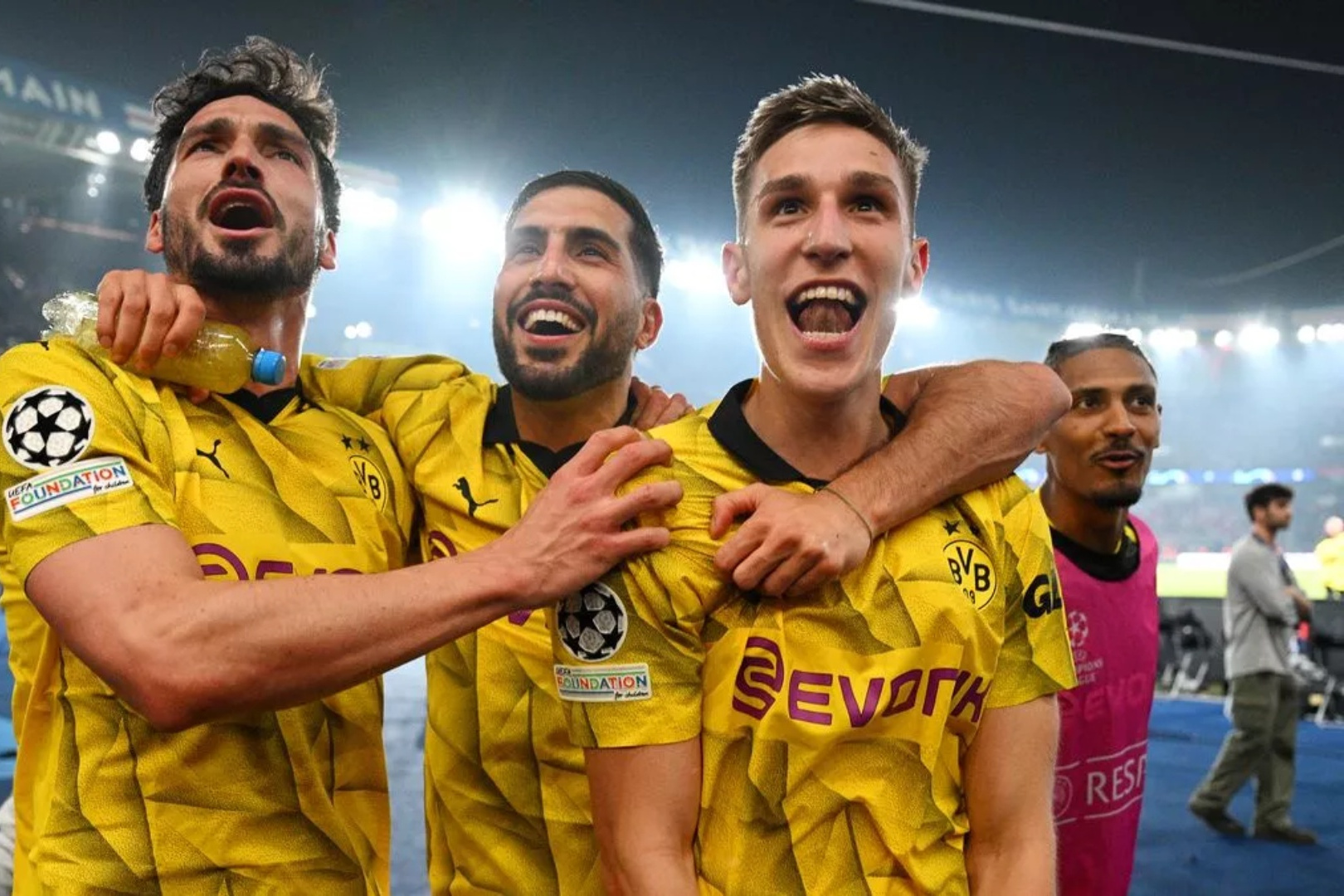 关于多特蒙德迎欧冠关键赛，加时末段临场应变，管理层满意，年轻球员得到机会的信息